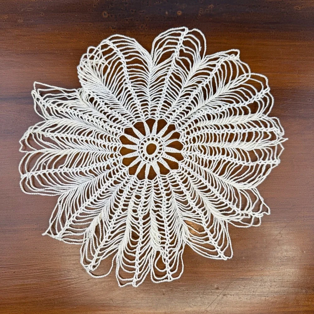 Vintage White Crochet Lace Doily Set of 4 Pineapple‎ Floral Round Table Linens